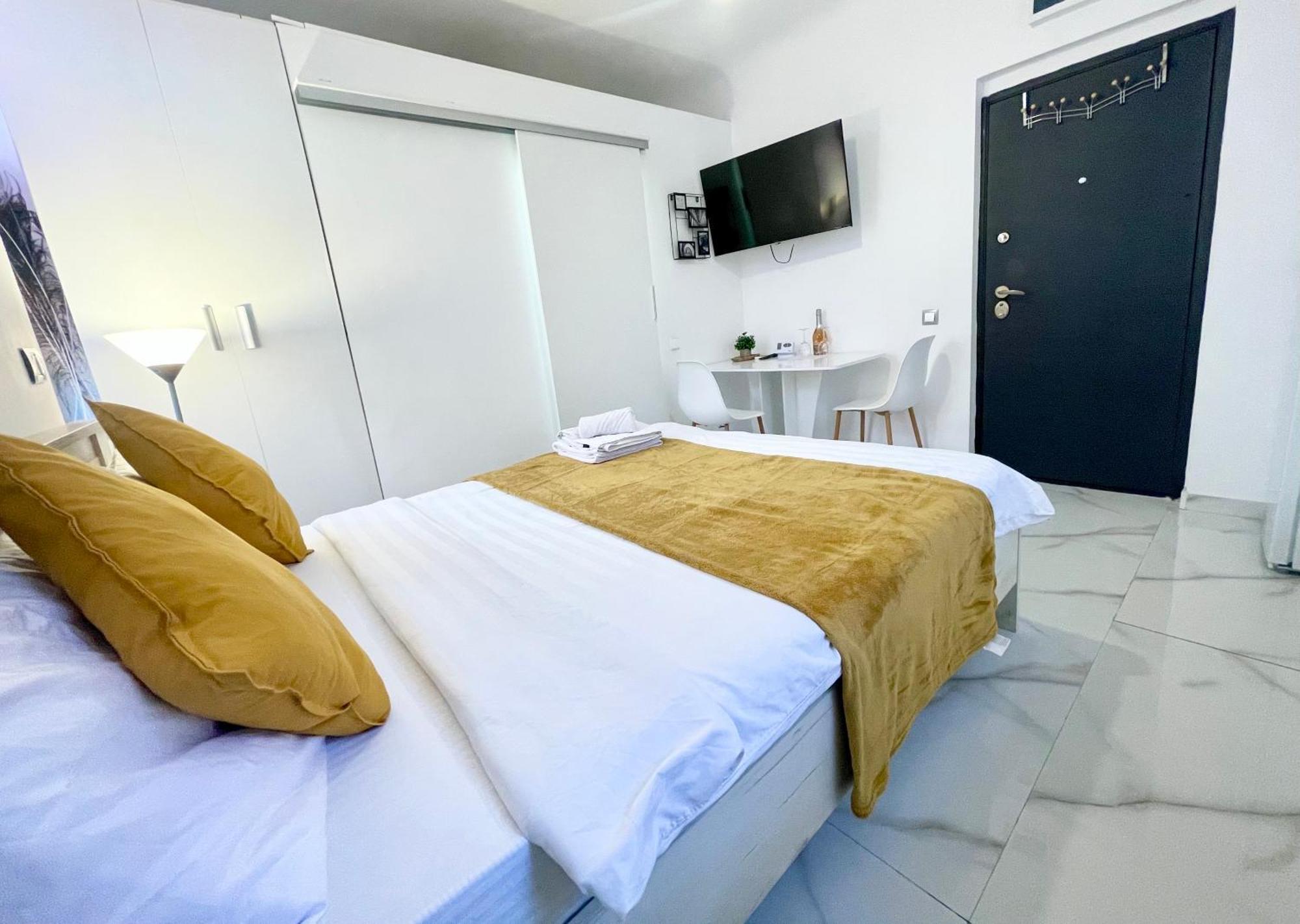 White Studio Bucharest Luaran gambar